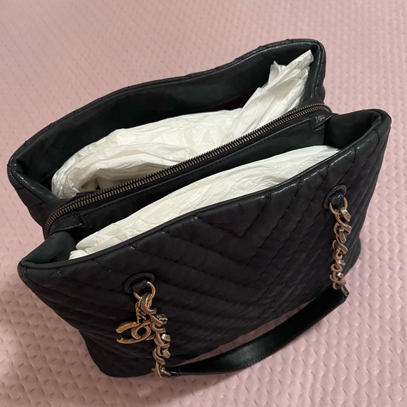 Chanel Tote Surpique CC Charm Large Chevron Iridescent Black - Picture 12 of 13